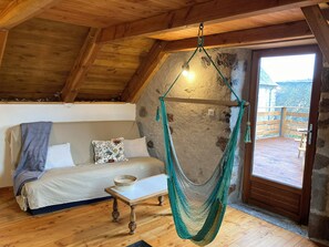 Fernseher, Kamin, DVD-Player, Bücher