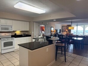 コンドミニアム 2 ベッドルーム | 専用キッチン | 冷蔵庫、オーブン、コーヒー / ティーメーカー、トースター