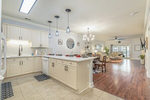 Condo, 3 Bedrooms | Private kitchen | Fridge, oven, coffee/tea maker, toaster - Magnolia Pointe Luster Leaf 4869-302 3 Bedroom Condo (Myrtle Beach)