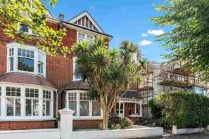 Exterior - Hove Sunrise | By My Getaways (Hove)