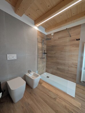 シャワー、ヘアドライヤー、ビデ、タオル