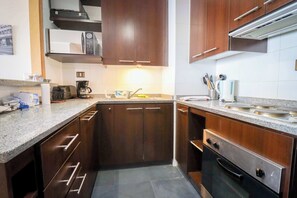 Køleskab, mikrobølgeovn, ovn, kogeplade