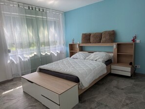 3 quartos, ferros/tábuas de passar roupa, berço de viagem