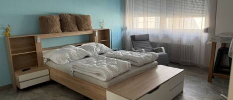 3 bedrooms, iron/ironing board, travel crib, internet