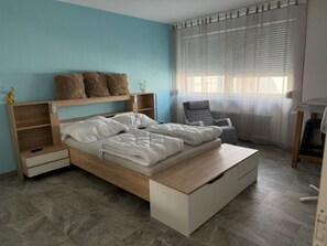 3 bedrooms, iron/ironing board, travel crib, internet