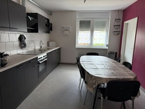 Micro-ondes, four, plaque de cuisson, serviettes en papier