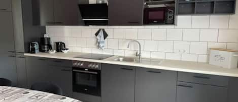 Micro-ondes, four, plaque de cuisson, serviettes en papier