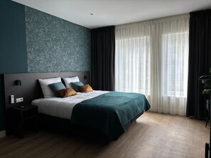 Desk, laptop workspace, free WiFi - Hotel Studio SIS (Steenbergen)