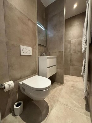 Shower, free toiletries, hair dryer, towels - Hotel Studio SIS (Steenbergen)