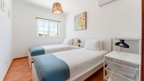 3 bedrooms, free WiFi, bed sheets - Serene Duplex House With Patio by LovelyStay (Manta Rota)