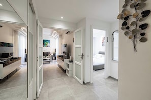 1 habitación y espacio para trabajar con laptop