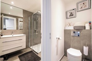 Apartment | Badezimmer | Haartrockner, Handtücher, Shampoo