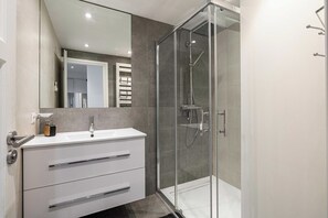 Apartment | Bathroom | Hair dryer, towels, shampoo - Modern apt With Balcony - Cannes/croisette (Cannes)