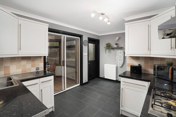 Een koelkast, een microgolfoven, een oven, een kookplaat