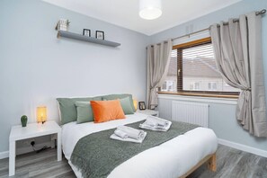 3 slaapkamers, een strijkplank/strijkijzer, gratis wifi, beddengoed