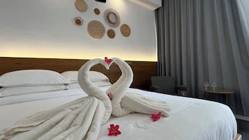 Romantic Studio, Garden View | Hypo-allergenic bedding, desk, laptop workspace, free WiFi