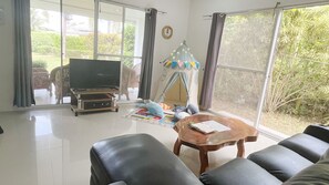 Suite, Garden View | Living area