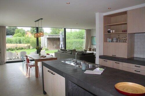 New: super cozy new home with great views