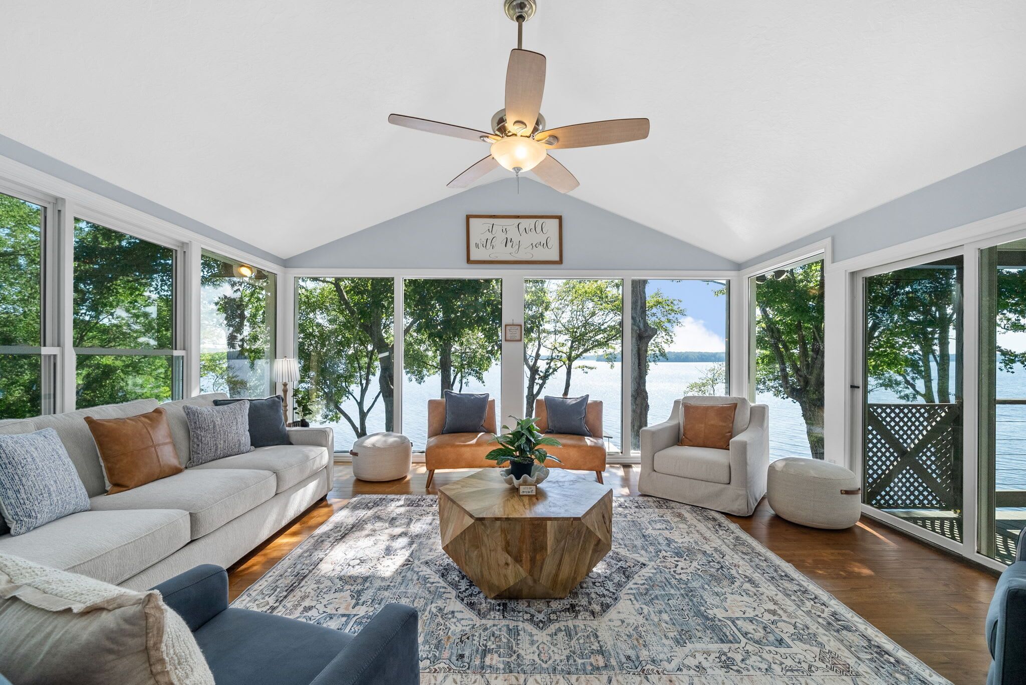 Télévision, cheminée, livres, espaces bureaux