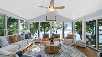 Télévision, cheminée, livres, espaces bureaux