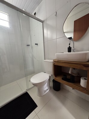 Shower, hair dryer, towels, toilet paper - ONIX HOUSE (Ponta das Canas Florianópolis)