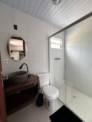 Shower, hair dryer, towels, toilet paper - ONIX HOUSE (Ponta das Canas Florianópolis)