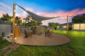 Property grounds - BayBreeze Cottage • Family-Friendly • Sleeps 6-8 • Near SRQ, Ringling & Beaches (Sarasota)