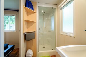 Regadera, amenidades de baño gratuitas, secadora de cabello 