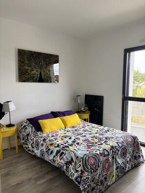 Iron/ironing board, WiFi, bed sheets