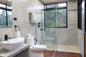 مجففات شعر، مناشف، صابون، ورق حمّام