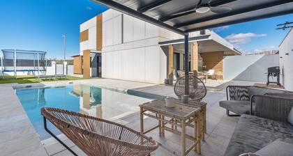 Holiday Home 'Your Private Paradise with Pool' with Mountain View, Wi-Fi and Air Conditioning