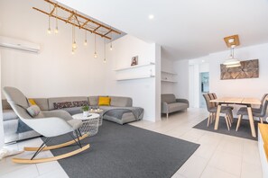 TV - Holiday Home 'Your Private Paradise with Pool' with Mountain View, Wi-Fi and Air Conditioning (Albolote)