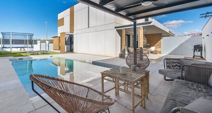 Holiday Home 'Your Private Paradise with Pool' with Mountain View, Wi-Fi and Air Conditioning