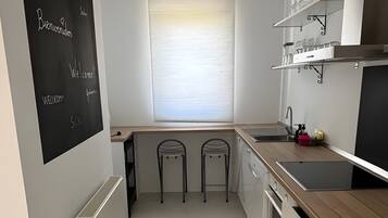 Een koelkast, een magnetron, een oven, een kookplaat