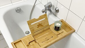 A bathroom with a wooden tray holding a candle and a glass container. - DREAMZzz AltstadtTraum in the heart of Coburg|Parking lot (Coburg)