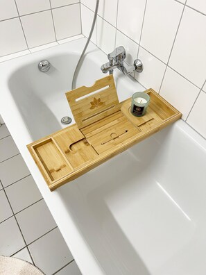 Asciugacapelli, asciugamani, sapone, carta igienica