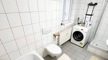 Haartrockner, Handtücher, Seife, Toilettenpapier