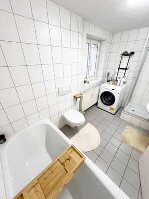 ヘアドライヤー、タオル、石鹸、トイレットペーパー