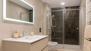 A modern bathroom with a vanity, toilet, and walk-in shower. - 2 Chambres Spacieux a Dely Ibrahim (Algiers)
