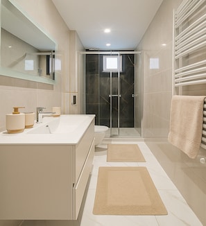 Appartement | Salle de bain | Articles de toilette gratuits, sèche-cheveux, serviettes fournies, savon