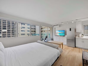 Iron/ironing board, WiFi, bed sheets
