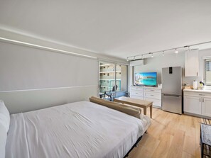 Iron/ironing board, WiFi, bed sheets