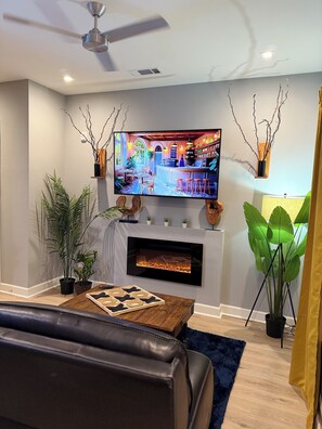 Living area - City Skyline View/ Free Parking/5 mins from Downtown Dallas and Deep Ellum (Dallas)