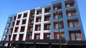 A multi-story building with a sign reading "Sea Breeze." - Seabreeze Hotel, An Ascend Collection Hotel (Galveston)