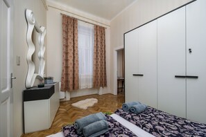 2 bedrooms, iron/ironing board, internet, bed sheets