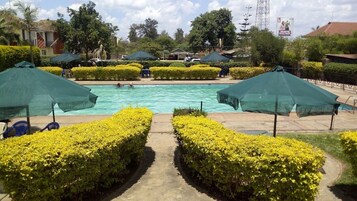 Una piscina al aire libre