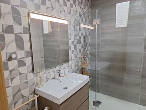 Regadera, secadora de cabello, bidet, toallas 
