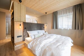 WiFi, bed sheets, wheelchair access