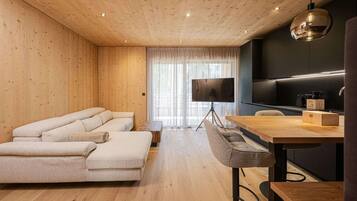 TV, tavolo da ping pong