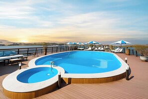 Outdoor pool, pool loungers